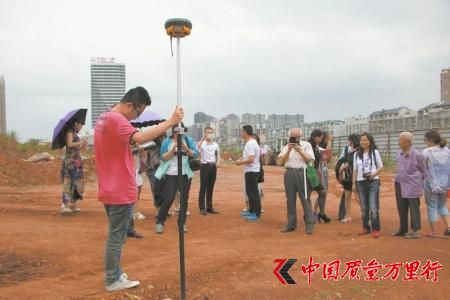 5月6日,在市民代表和媒体见证下,监测人员利用GPS定位当年电容器的存储地点。