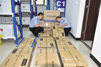 警方查获嫌疑人暂住地的假冒名牌抽油烟机。 警方供图