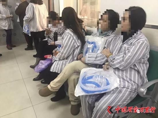 部分伤者正在等待接受高压氧舱治疗/记者现场拍摄