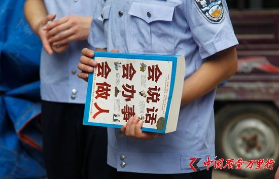 2017年8月15日,郑州市郑东新区在一场打击传销专项行动中缴获的传销书籍。视觉中国供图