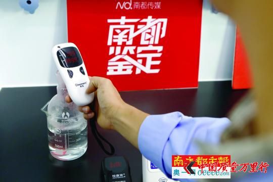 工程师把甲醛检测仪样本靠近甲醛出气口测试。