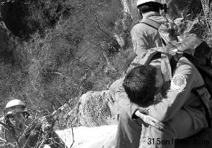 消防人员结束救援后在山下休息。前日,39名师生被困房山区猫耳山。本报记者 王贵彬 摄 消防人员结束救援后在山下休息。前日,39名师生被困房山区猫耳山。本报记者 王贵彬 摄