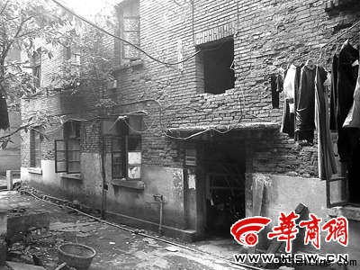 曹云辉一家就租住在这栋老家属楼一层 曹云辉一家就租住在这栋老家属楼一层