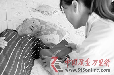 图为萝北县团结镇红卫村卫生所医生李明晶(右)在为一位村民进行血压测量并询问近期身体情况。记者 王凯 摄