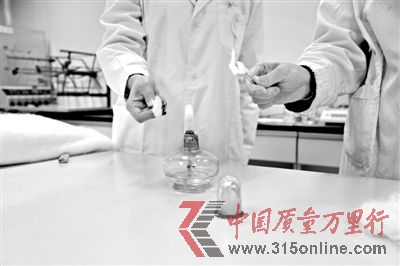 实验人员操作的燃烧检测法中,真蚕丝离开火焰就熄灭(左)。