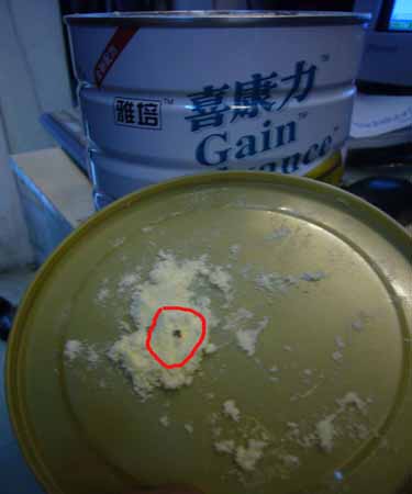 红色圈内的黑点即为“雅培”奶粉中屡屡出现的不明黑色霉状物?