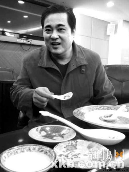 国家轻工业装饰材料陶瓷质量监督检测广州站站长张建洪昨日表示:越是颜色鲜艳的陶瓷餐茶具,出现重金属超标的可能越大。新快报记者 邢冉冉/摄 国家轻工业装饰材料陶瓷质量监督检测广州站站长张建洪昨日表示:越是颜色鲜艳的陶瓷餐茶具,出现重金属超标的可能越大。新快报记者 邢冉冉/摄