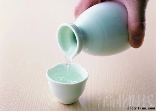 浓厚的文化背景和底蕴,这恰恰也是中国白酒所欠缺的,由“贵”入“奢”,是中国白酒面临的下一个挑战,而如何完成这一跨越,更是需要多方因素的全面考量。 浓厚的文化背景和底蕴,这恰恰也是中国白酒所欠缺的,由“贵”入“奢”,是中国白酒面临的下一个挑战,而如何完成这一跨越,更是需要多方因素的全面考量。