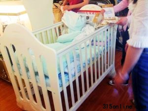 今年6月起美国将禁售这种下拉侧栏式婴儿床。信息时报记者 萧嘉宁 摄 今年6月起美国将禁售这种下拉侧栏式婴儿床。信息时报记者 萧嘉宁 摄