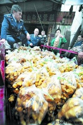 工商执法人员在现场收缴“毒生姜”。新华社发