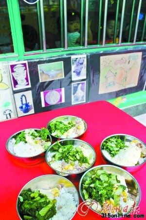 被曝光幼儿园的孩子们的午餐。