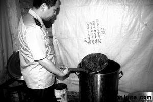 桌子上堆放着橙红色素、日本肉香王香料、辣椒精等多种食品添加剂。来源:番禺日报