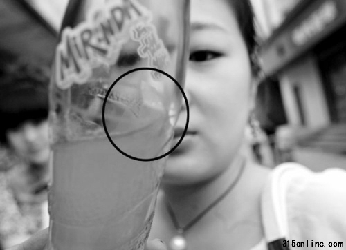 昨天中午,景女士在铁百附近一家小饭店吃饭时,喝到一瓶有异物的“美年达”汽水,让她难受了一下午。随后,她决定维护自己的权益,也给厂家敲个警钟。经协商,厂家答应赔偿她500元 昨天中午,景女士在铁百附近一家小饭店吃饭时,喝到一瓶有异物的“美年达”汽水,让她难受了一下午。随后,她决定维护自己的权益,也给厂家敲个警钟。经协商,厂家答应赔偿她500元