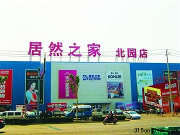 祝女士就是在居然之家北园店购买的“圣斯克”衣橱。(赵晓莉 摄)