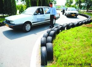 江西一驾校的教练带领学员练车(资料照片)。新华社发