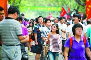 北大党委书记自称“新兵”回应农村学生减少问题