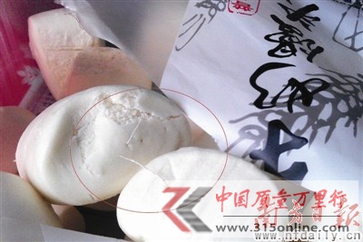 华润万家一包馒头多个带白线头商家辩称较常见
