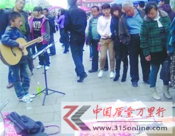 11岁男孩街头唱歌挣钱给患癌症妈妈治病(图)