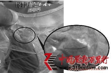 包装内的异物清晰可见。