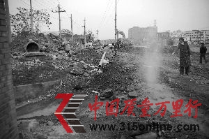 水阀井的入户水管不停滋水。记者 李显峰/摄