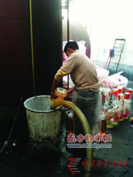 工人将退货解冻后的“黑油”倒入油桶里,重新调油装瓶。南都记者暗访拍摄