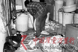 地上堆满准备加工的猪肉