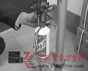 假冒茅台酒正在灌装。 假冒茅台酒正在灌装。