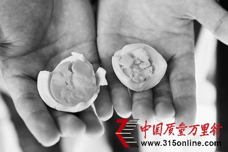和正常蛋黄颜色相比,疑似“假鸡蛋”蛋黄(左)色泽较深。 和正常蛋黄颜色相比,疑似“假鸡蛋”蛋黄(左)色泽较深。