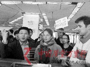CA180航班的乘客在马尼拉机场讨要说法。 刘女士供图