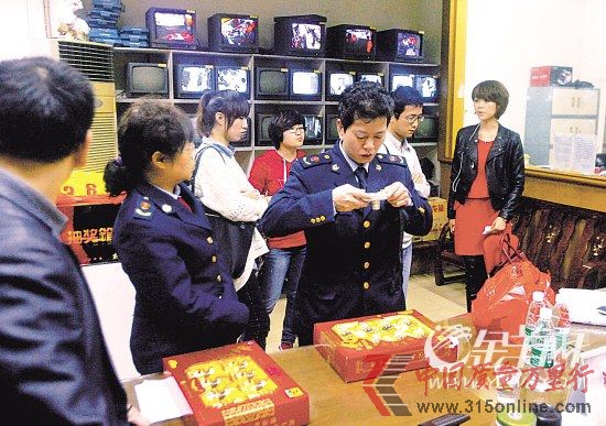 工商人员在超市调查取证。新快报记者 毕志毅/摄