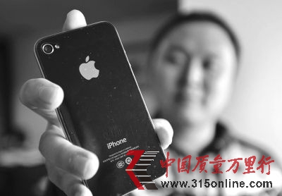 李先生购买的iPhone 4手机。记者张偲 摄 李先生购买的iPhone 4手机。记者张偲 摄