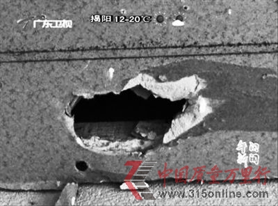 万科深圳一楼盘精装房被曝光的“纸板”装修图片。视频截图