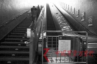 乘客爬台阶出站。近日,有网友称,4号线菜市口站一出口的“奥的斯”扶梯至今未投入使用。 本报记者 周岗峰 摄