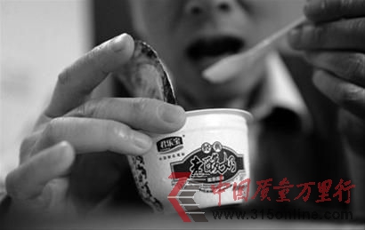 老酸奶的成分成为公众关注的焦点。