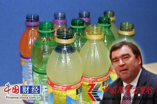 图片说明:将10瓶未开封的美汁源饮料瓶口朝下放入水盆,并且使瓶口完全浸泡在墨汁中。一分钟之后,将未开封的美汁源饮料瓶从盆中取出,擦净瓶身后打开瓶盖,发现其中9瓶的瓶口螺纹处、以及瓶盖内侧都渗满墨水。图片右下角为可口可乐公司中国区总裁戴嘉舜 中国网记者 蓝宇摄 图片说明:将10瓶未开封的美汁源饮料瓶口朝下放入水盆,并且使瓶口完全浸泡在墨汁中。一分钟之后,将未开封的美汁源饮料瓶从盆中取出,擦净瓶身后打开瓶盖,发现其中9瓶的瓶口螺纹处、以及瓶盖内侧都渗满墨水。图片右下角为可口可乐公司中国区总裁戴嘉舜 中国网记者 蓝宇摄
