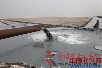 三友化工将灰黑色的废渣废液混合物抽到废渣堆上进行沉淀。 三友化工将灰黑色的废渣废液混合物抽到废渣堆上进行沉淀。