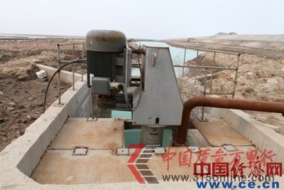 三友化工称用该设备抽取碱水回用,但附近居民称该设备仅用过两三次,2012年一次也没用过。 三友化工称用该设备抽取碱水回用,但附近居民称该设备仅用过两三次,2012年一次也没用过。
