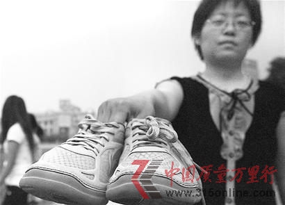 李宁鞋被曝买两天鞋头卷毛边受消费者质疑