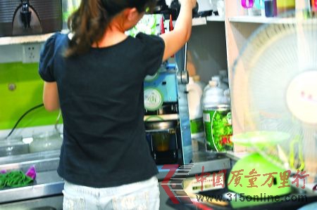 昨日,(重庆)沙坪坝区一饮料店,店员在用添加剂勾兑果汁。 本组图片由记者 张路桥 摄 昨日,(重庆)沙坪坝区一饮料店,店员在用添加剂勾兑果汁。 本组图片由记者 张路桥 摄