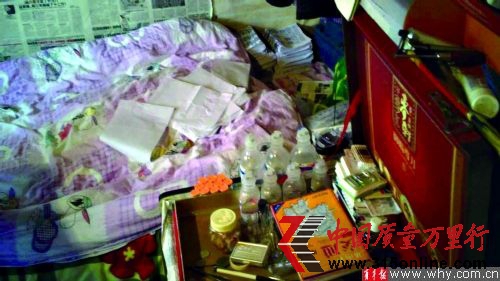 狭小的房间内,盒子里装着小药瓶和挂点滴用的塑料瓶,床上则堆满了还没张贴的黑广告。本报记者 丁嘉 摄 狭小的房间内,盒子里装着小药瓶和挂点滴用的塑料瓶,床上则堆满了还没张贴的黑广告。本报记者 丁嘉 摄