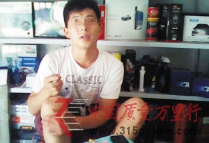 汽车用品店内男子向记者介绍各类车膜。