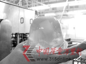 果冻是小朋友喜爱的食品,随着“质量门”的爆发,有消费者表示不准备再给孩子买果冻。 果冻是小朋友喜爱的食品,随着“质量门”的爆发,有消费者表示不准备再给孩子买果冻。