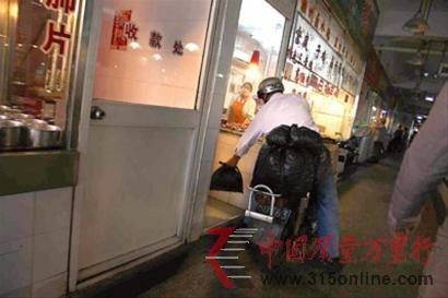 不良商贩将死虾送往熟食店:食后可能中毒