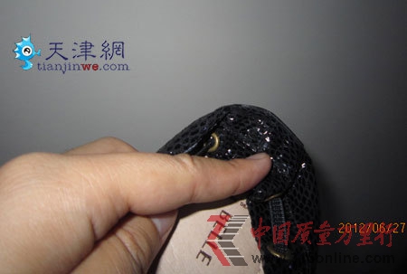 <b>刘女士提供百丽存在质量问题女鞋照片</b> <b>刘女士提供百丽存在质量问题女鞋照片</b>