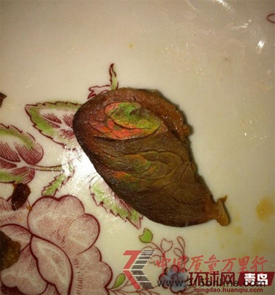 变成红蓝颜色的猪头肉(资料图片) 变成红蓝颜色的猪头肉(资料图片)