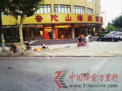 ■摊主们正在挑选牛肉 房浩 摄(记者抓拍) ■摊主们正在挑选牛肉 房浩 摄(记者抓拍)