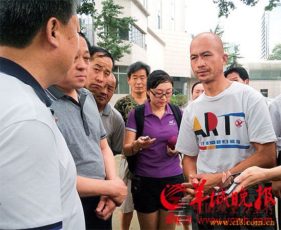 德州市政府派员赴京了解情况,并交给杜舍厚(右一)1 万元捐款 羊城晚报记者 余姝 摄