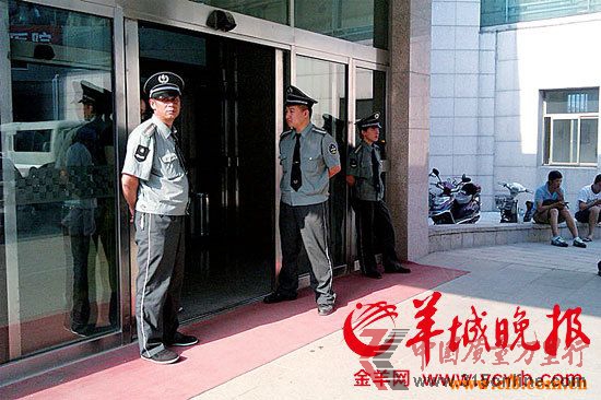 八一儿童医院门口三名保安守门, 院方不希望媒体过多介入, 以免影响小传旺的治疗 余姝 摄