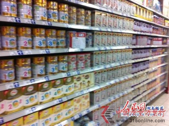 超市售卖南山奶粉的货架
