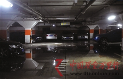 <b>前天,欧陆经典小区地下车库2层内仍有不少积水。本报记者王苡萱摄</b> <b>前天,欧陆经典小区地下车库2层内仍有不少积水。本报记者王苡萱摄</b>